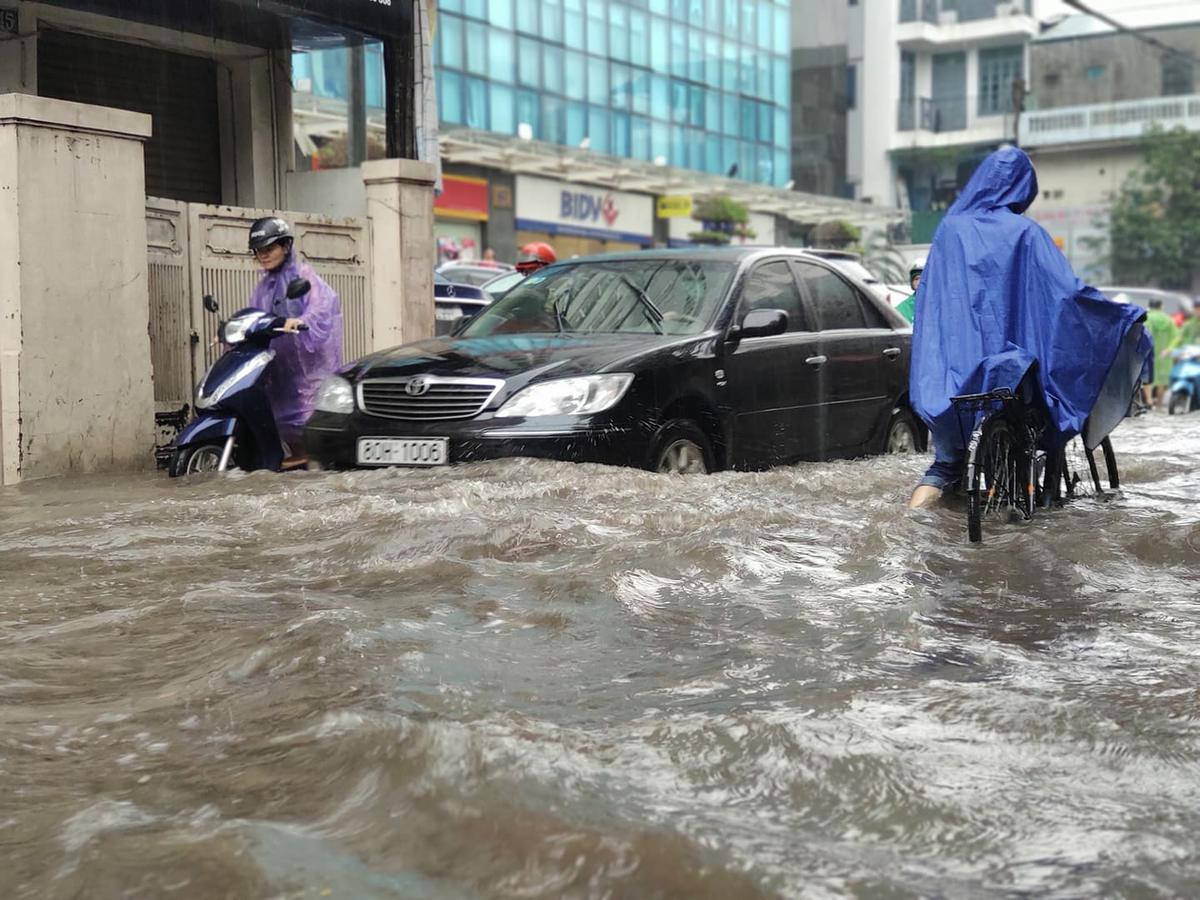 Nhiều tuyến đường Hà Nội ngập sâu sau mưa lớn, người dân chật vật dắt xe bị chết máy Ảnh 9