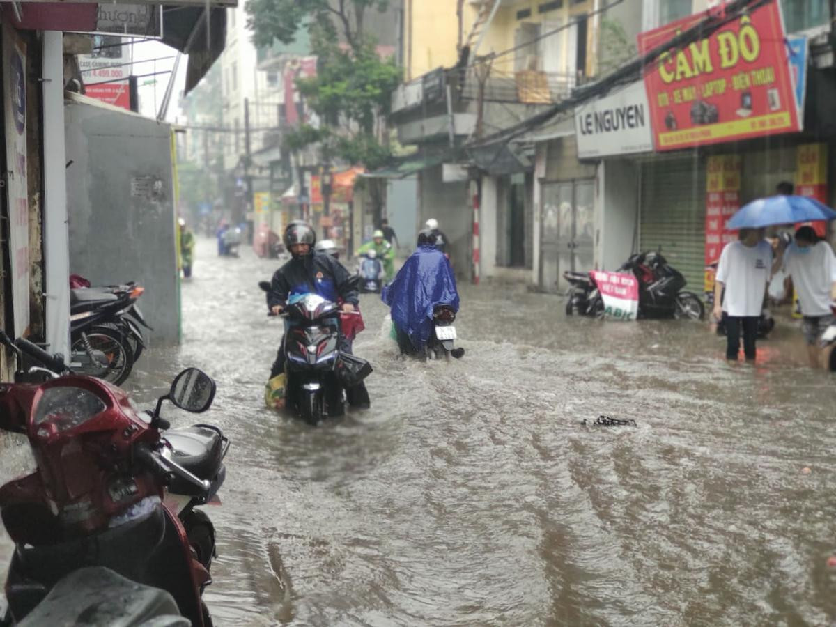 Nhiều tuyến đường Hà Nội ngập sâu sau mưa lớn, người dân chật vật dắt xe bị chết máy Ảnh 4