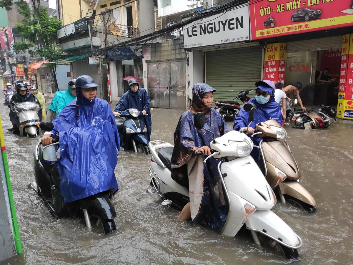 Nhiều tuyến đường Hà Nội ngập sâu sau mưa lớn, người dân chật vật dắt xe bị chết máy Ảnh 13