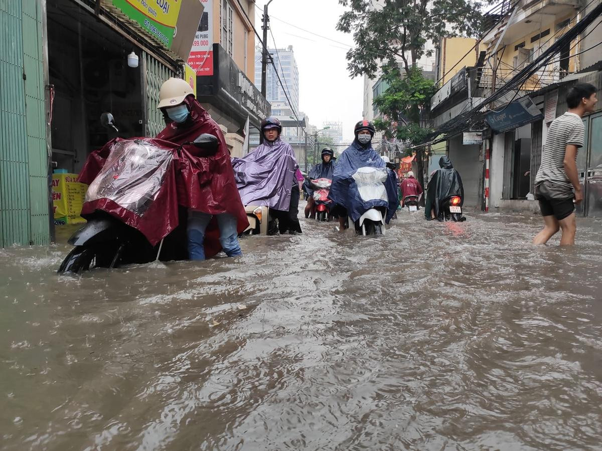 Nhiều tuyến đường Hà Nội ngập sâu sau mưa lớn, người dân chật vật dắt xe bị chết máy Ảnh 10