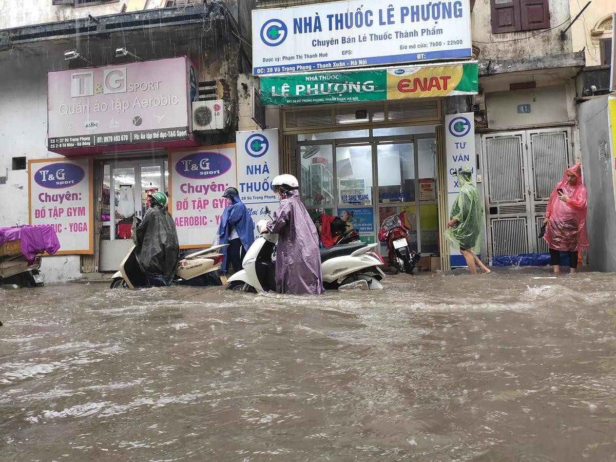 Nhiều tuyến đường Hà Nội ngập sâu sau mưa lớn, người dân chật vật dắt xe bị chết máy Ảnh 11