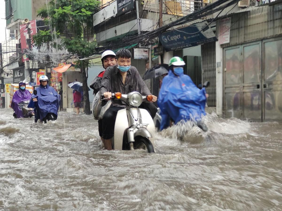 Nhiều tuyến đường Hà Nội ngập sâu sau mưa lớn, người dân chật vật dắt xe bị chết máy Ảnh 3