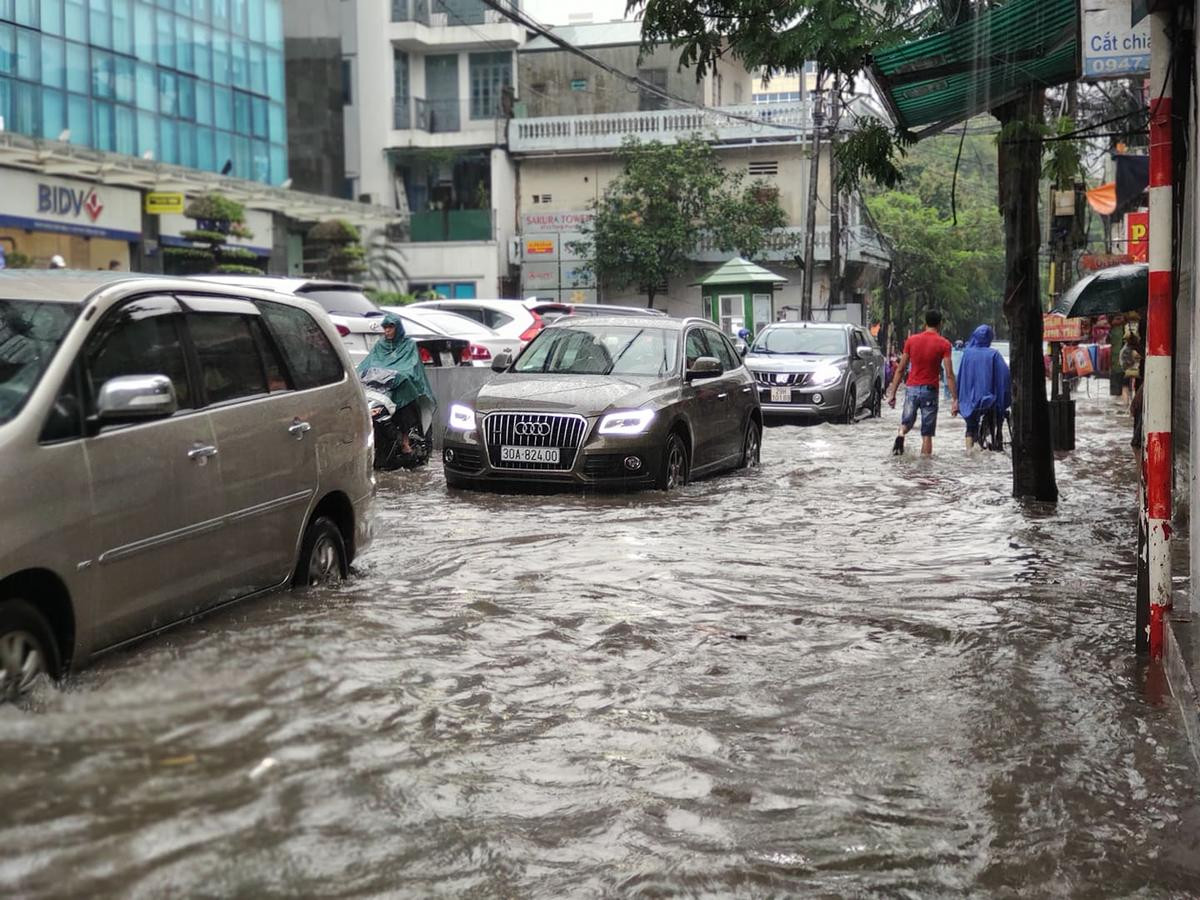 Nhiều tuyến đường Hà Nội ngập sâu sau mưa lớn, người dân chật vật dắt xe bị chết máy Ảnh 6