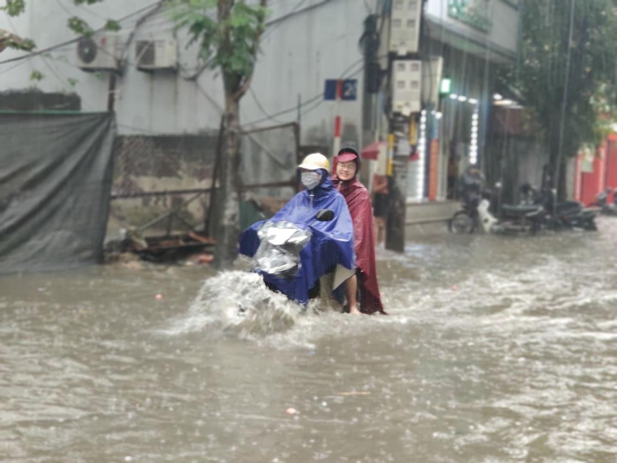 Nhiều tuyến đường Hà Nội ngập sâu sau mưa lớn, người dân chật vật dắt xe bị chết máy Ảnh 2