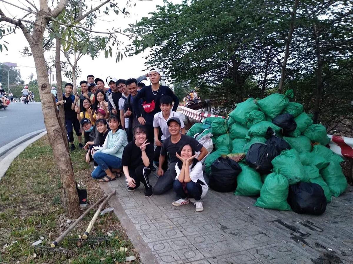 Đội 'Dọn rác Làng Đại học' của sinh viên ĐHQG TPHCM: Quy mô nhỏ - Tinh thần lớn, hưởng ứng xu hướng sống xanh với môi trường Ảnh 1