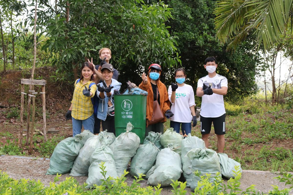 Đội 'Dọn rác Làng Đại học' của sinh viên ĐHQG TPHCM: Quy mô nhỏ - Tinh thần lớn, hưởng ứng xu hướng sống xanh với môi trường Ảnh 2