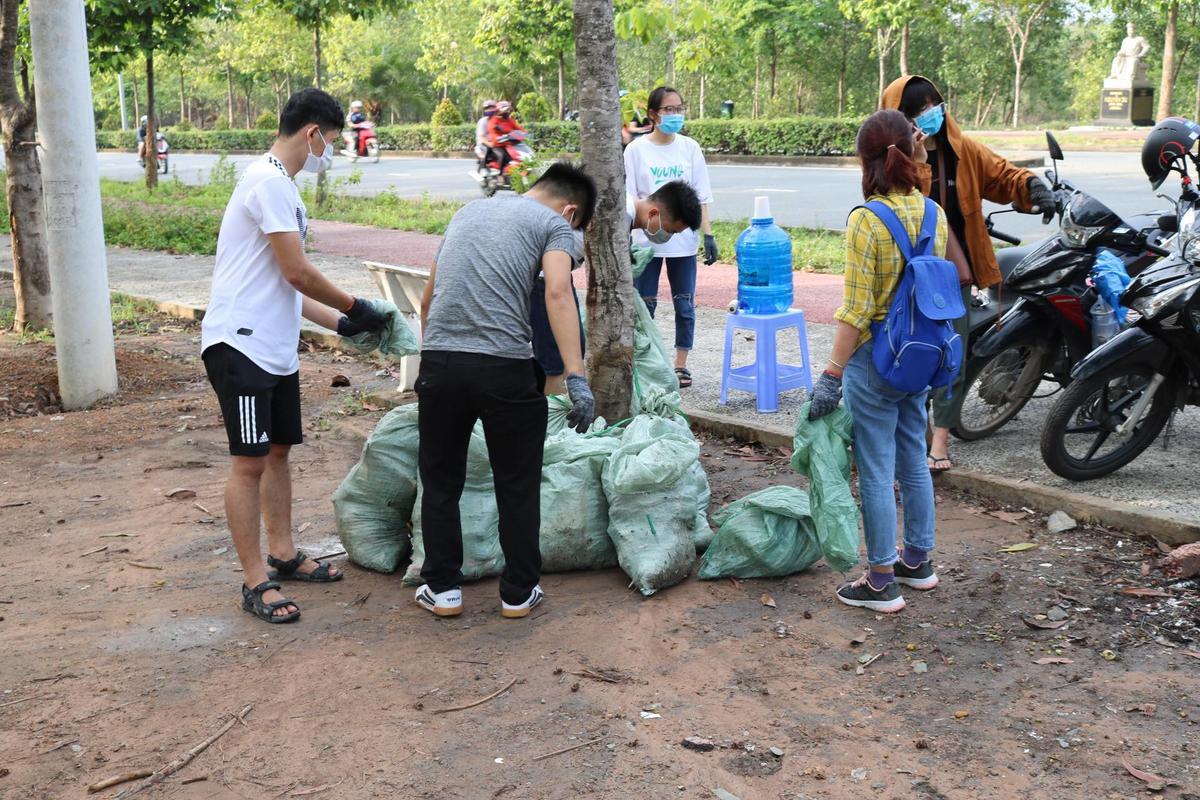 Đội 'Dọn rác Làng Đại học' của sinh viên ĐHQG TPHCM: Quy mô nhỏ - Tinh thần lớn, hưởng ứng xu hướng sống xanh với môi trường Ảnh 14