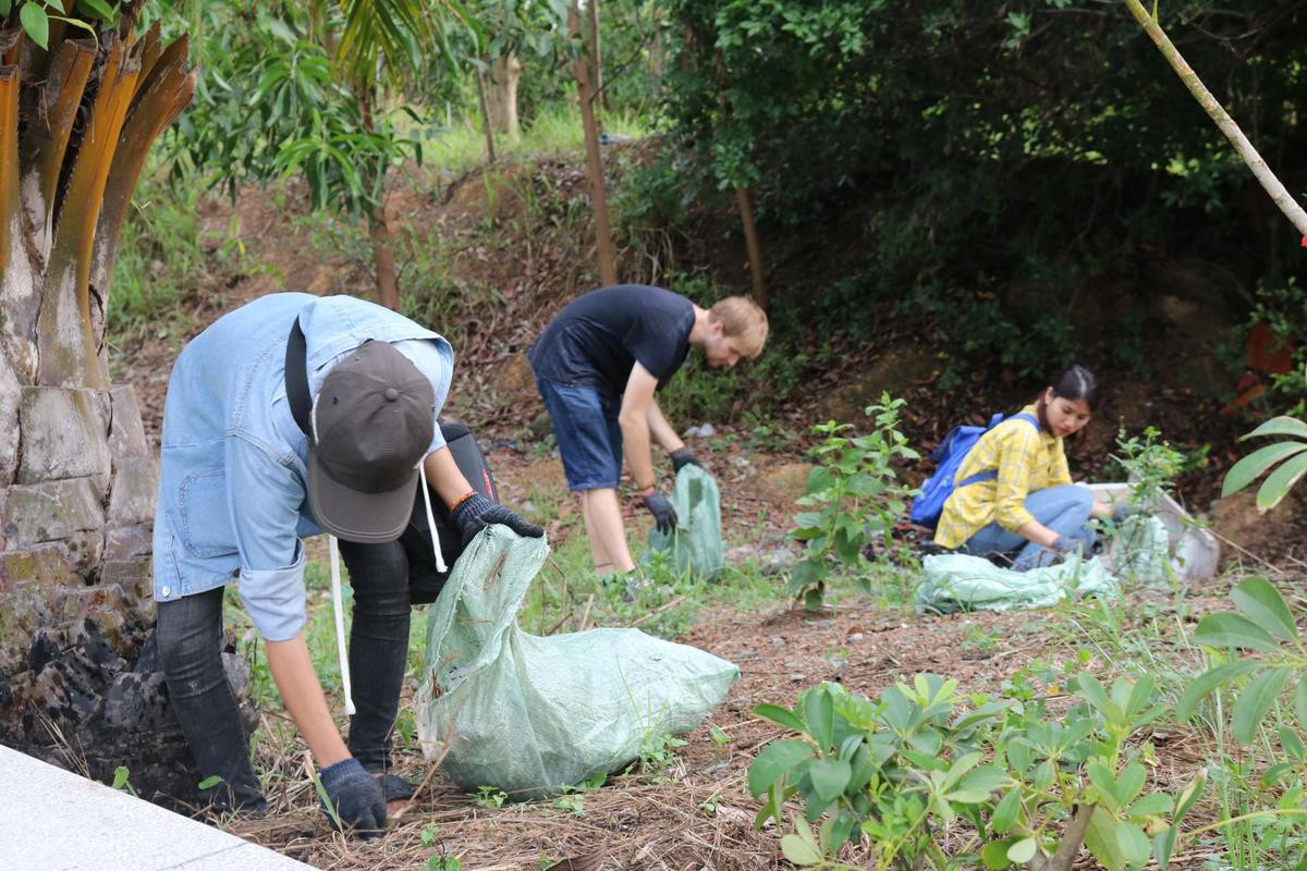 Đội 'Dọn rác Làng Đại học' của sinh viên ĐHQG TPHCM: Quy mô nhỏ - Tinh thần lớn, hưởng ứng xu hướng sống xanh với môi trường Ảnh 16