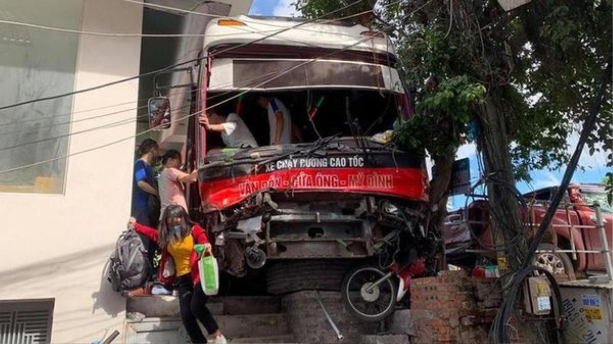 Khoảnh khắc kinh hoàng ô tô khách lao sang làn đường ngược chiều đâm hàng loạt xe trên quốc lộ ở Quảng Ninh Ảnh 1