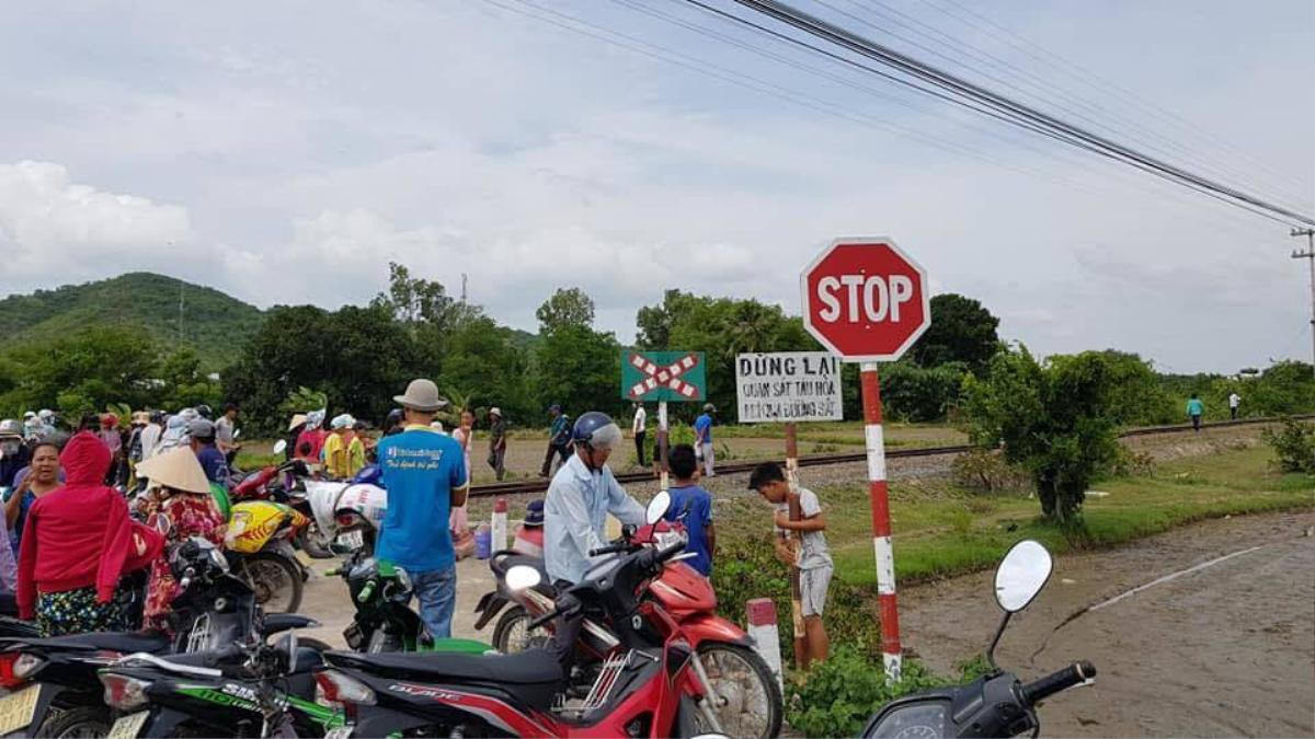 Tai nạn ở Bình Thuận: Tàu hỏa tông xe 16 chỗ, 3 người tử vong, 1 người bị thương Ảnh 3