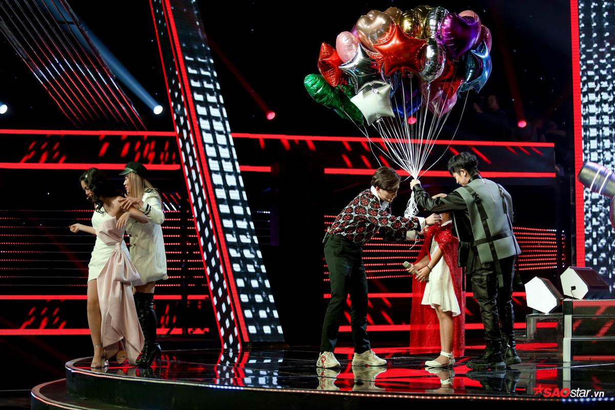 Soi kết quả 3 nút CHẶN đầu tiên của The Voice Kids 2019: Hương Giang - Dương Cầm đúng số nhọ! Ảnh 5