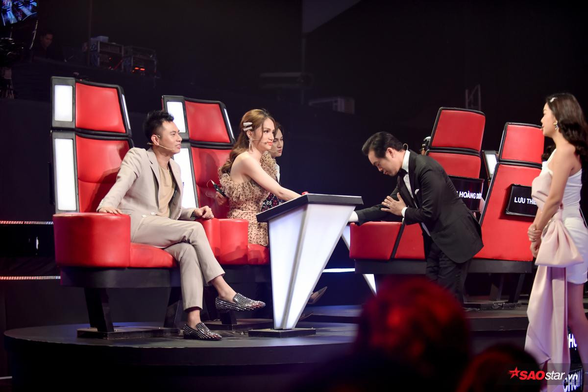 Soi kết quả 3 nút CHẶN đầu tiên của The Voice Kids 2019: Hương Giang - Dương Cầm đúng số nhọ! Ảnh 7