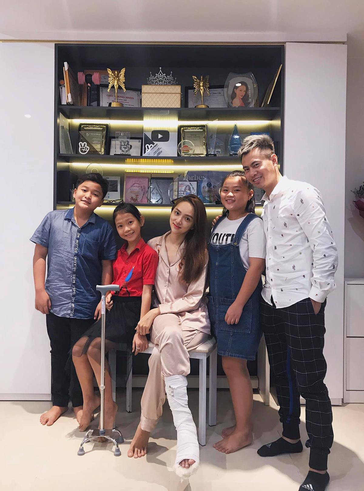 Bị thương nặng, Hương Giang được học trò The Voice Kids ghé thăm: Vương miện cất bao giờ đội lại? Ảnh 1