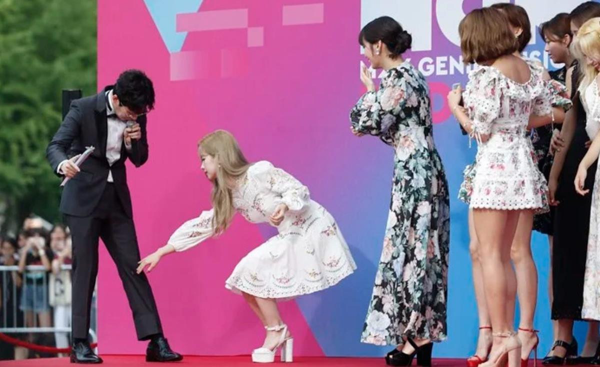 Thảm đỏ MGMA 2019: Dahyun (TWICE) 'tay không bắt bọ' trên đầu gối rapper DinDin Ảnh 2