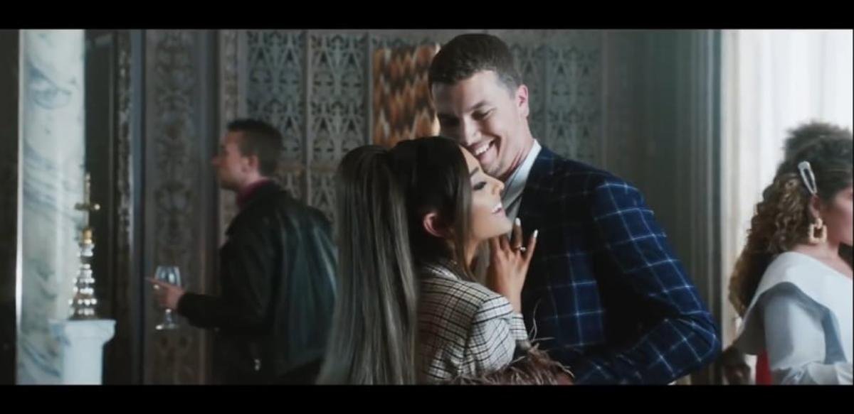 Đánh ghen 'long trời lở đất' trong MV 'Boyfriend': Ariana Grande liệu có lật đổ được 'Old Town Road'? Ảnh 4