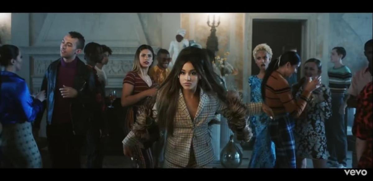 Đánh ghen 'long trời lở đất' trong MV 'Boyfriend': Ariana Grande liệu có lật đổ được 'Old Town Road'? Ảnh 7