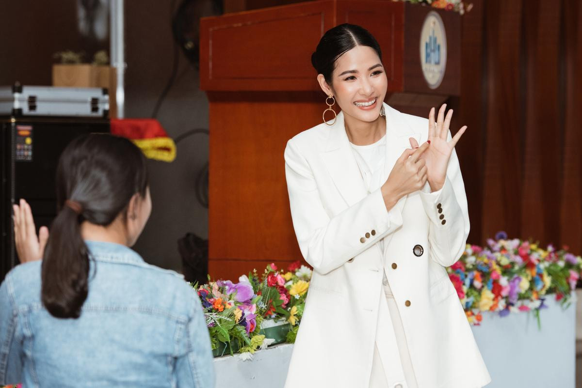 Được Hoàng Thùy chú ý, Trần Dung trở thành nhân tố sáng giá tại Miss Universe Vietnam 2019? Ảnh 7