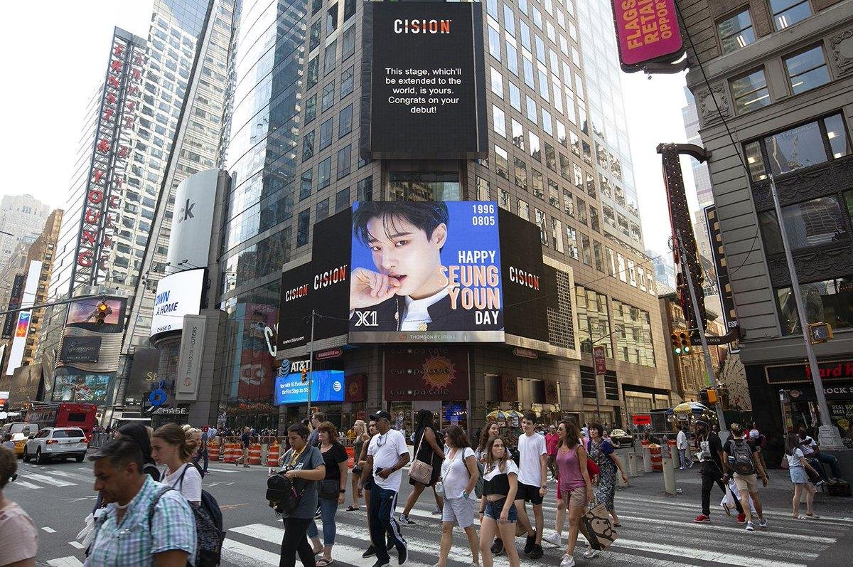 Produce X 101: Fan thắp sáng quảng trường Time Square ở New York, mừng sinh nhật tuổi 24 của Cho Seung Yeon (X1) Ảnh 2