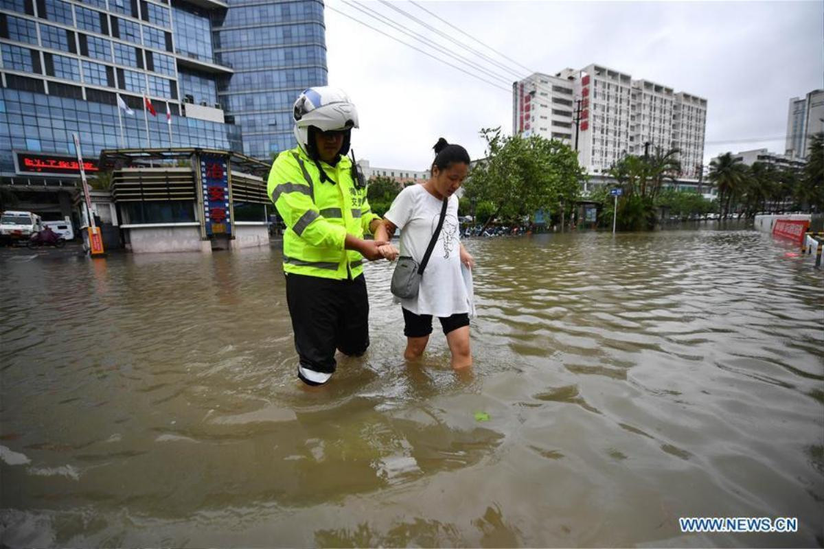 Bão Wipha độ bổ, đường phố Trung Quốc biến thành sông Ảnh 4