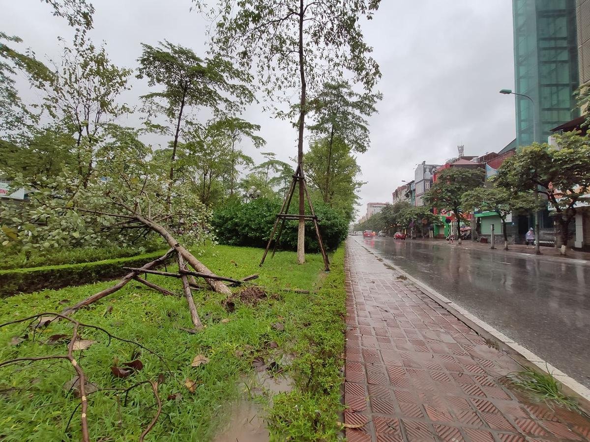 Người Hà Nội 'vật vã' ra đường, nhiều tuyến đường ngập do ảnh hưởng của bão số 3 Ảnh 5