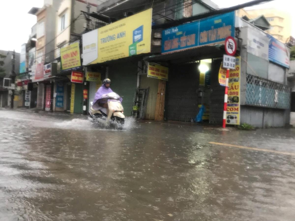 Người Hà Nội 'vật vã' ra đường, nhiều tuyến đường ngập do ảnh hưởng của bão số 3 Ảnh 8