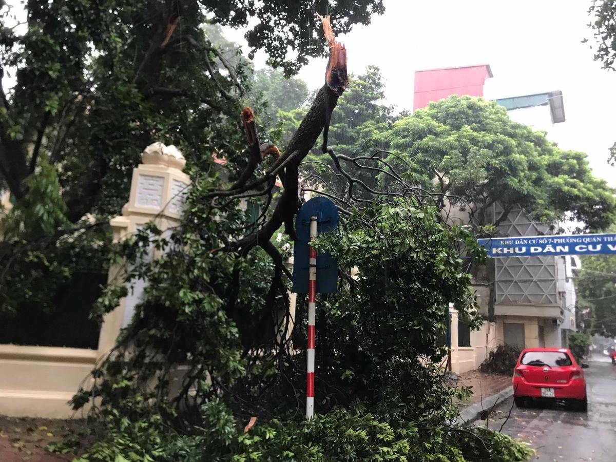 Người Hà Nội 'vật vã' ra đường, nhiều tuyến đường ngập do ảnh hưởng của bão số 3 Ảnh 6