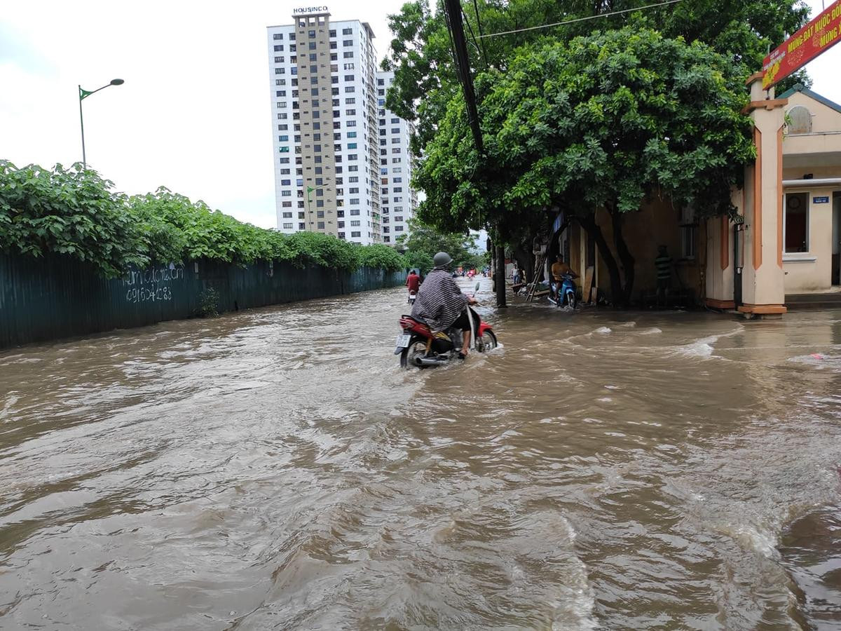 Chùm ảnh: Đường phố Hà Nội ngập trong biển nước sau bão số 3 Ảnh 5