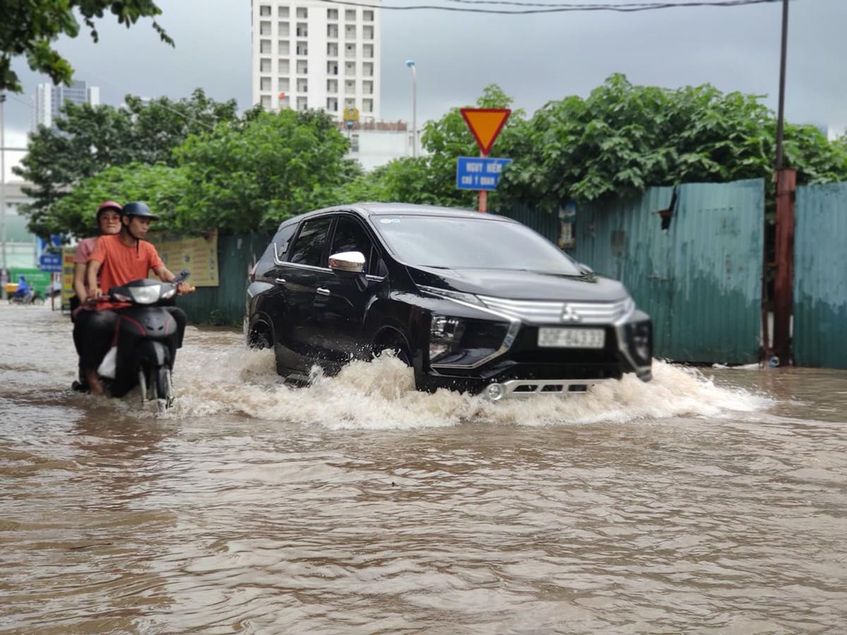 Chùm ảnh: Đường phố Hà Nội ngập trong biển nước sau bão số 3 Ảnh 6