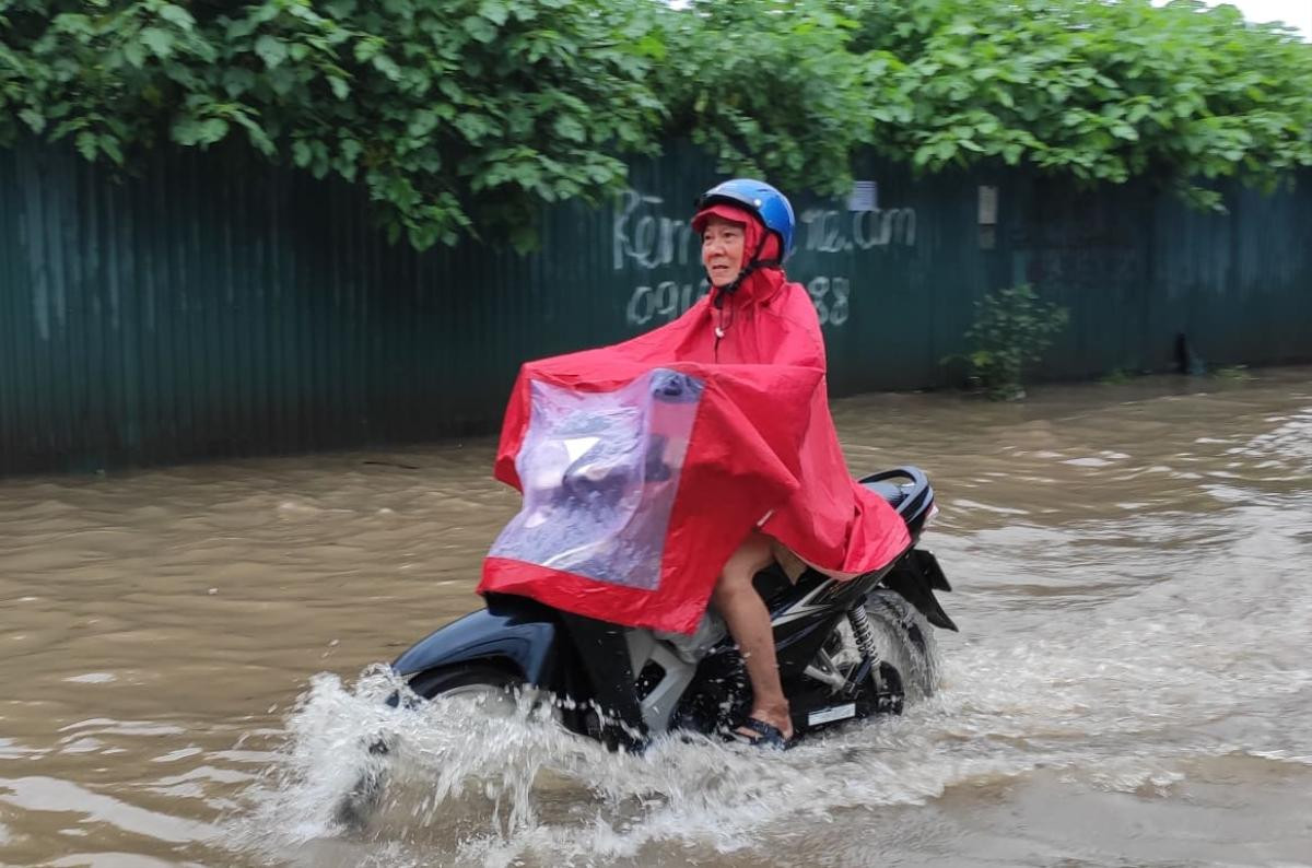 Chùm ảnh: Đường phố Hà Nội ngập trong biển nước sau bão số 3 Ảnh 7