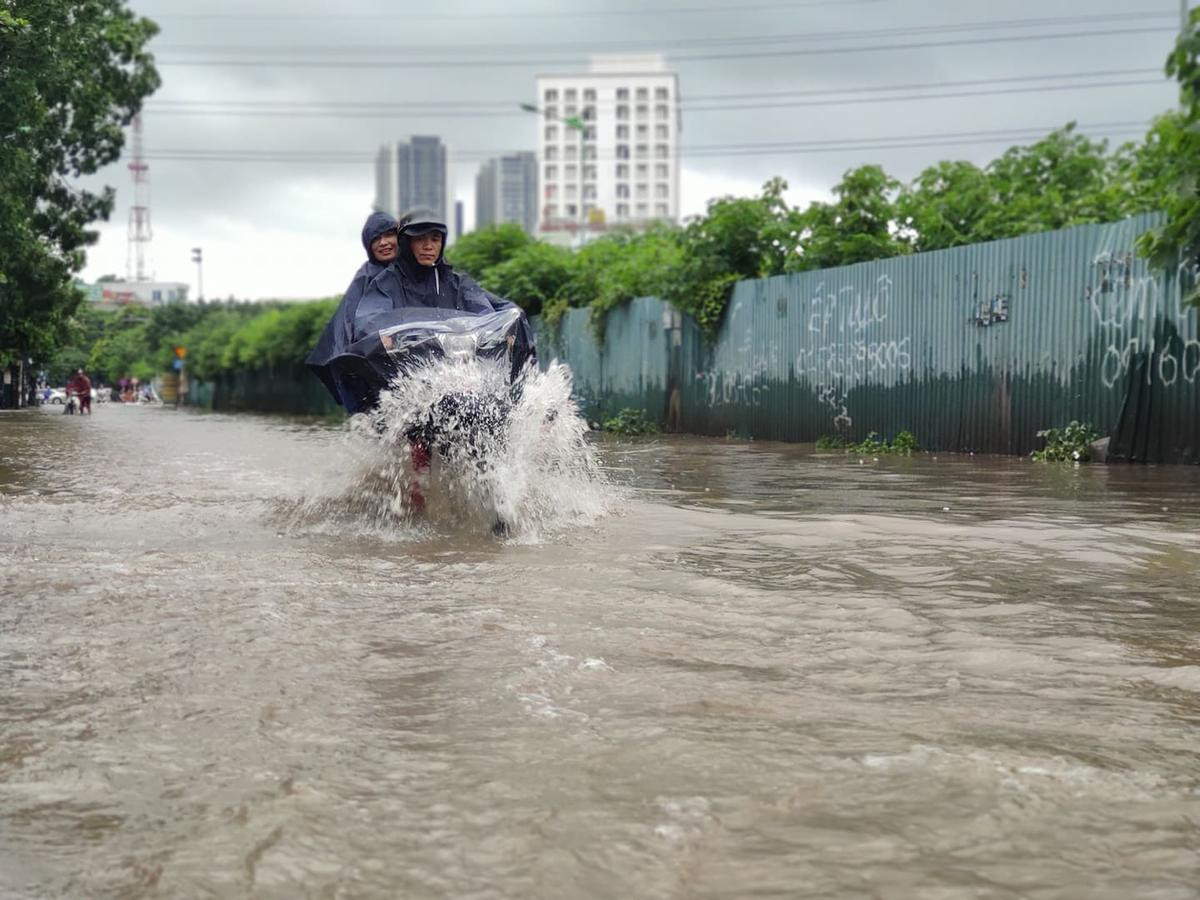 Chùm ảnh: Đường phố Hà Nội ngập trong biển nước sau bão số 3 Ảnh 8