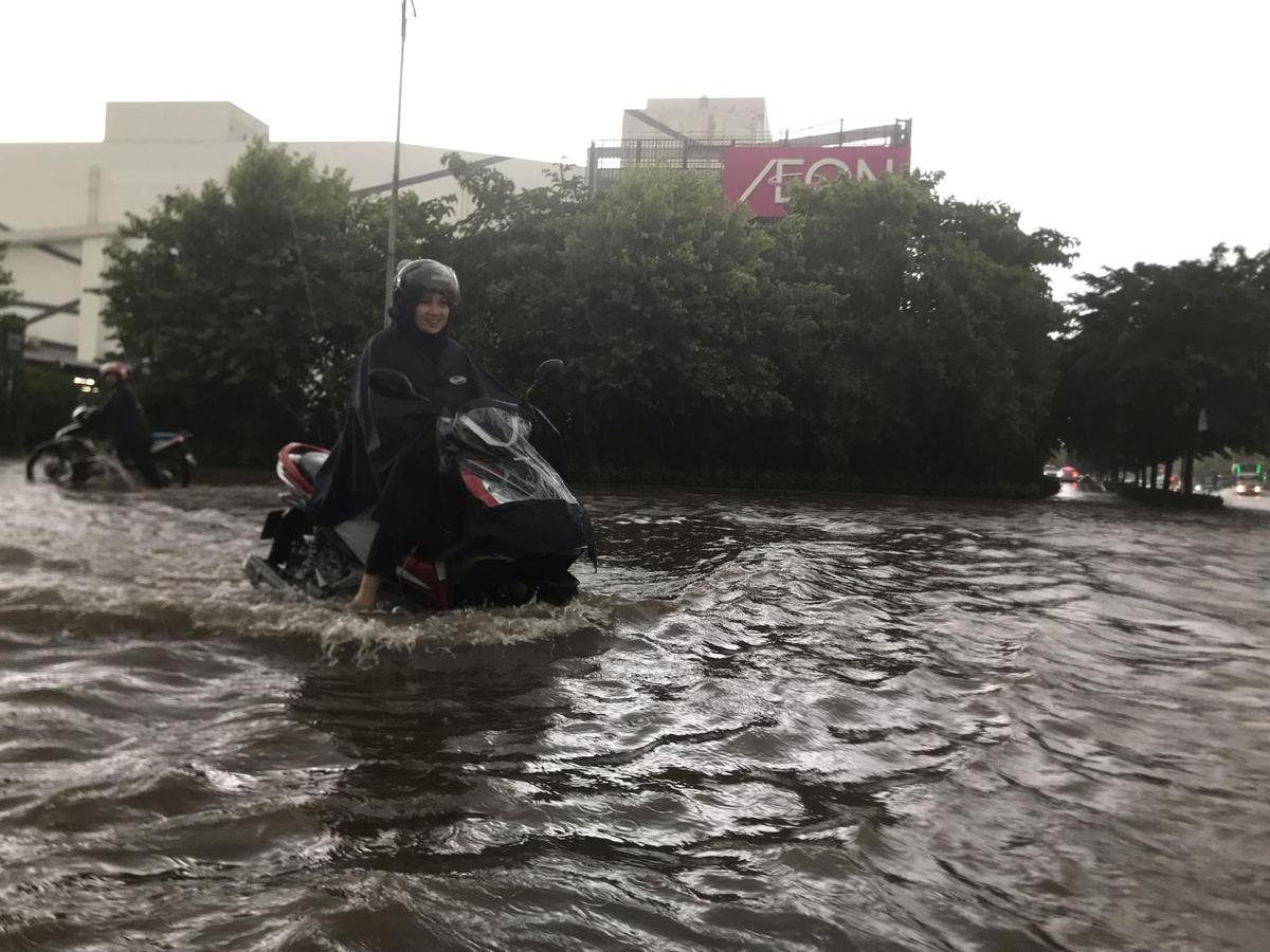 Chùm ảnh: Siêu thị AEON Long Biên bị nước lũ ‘bao vây’ sau bão số 3, nhiều ô tô chết máy Ảnh 7