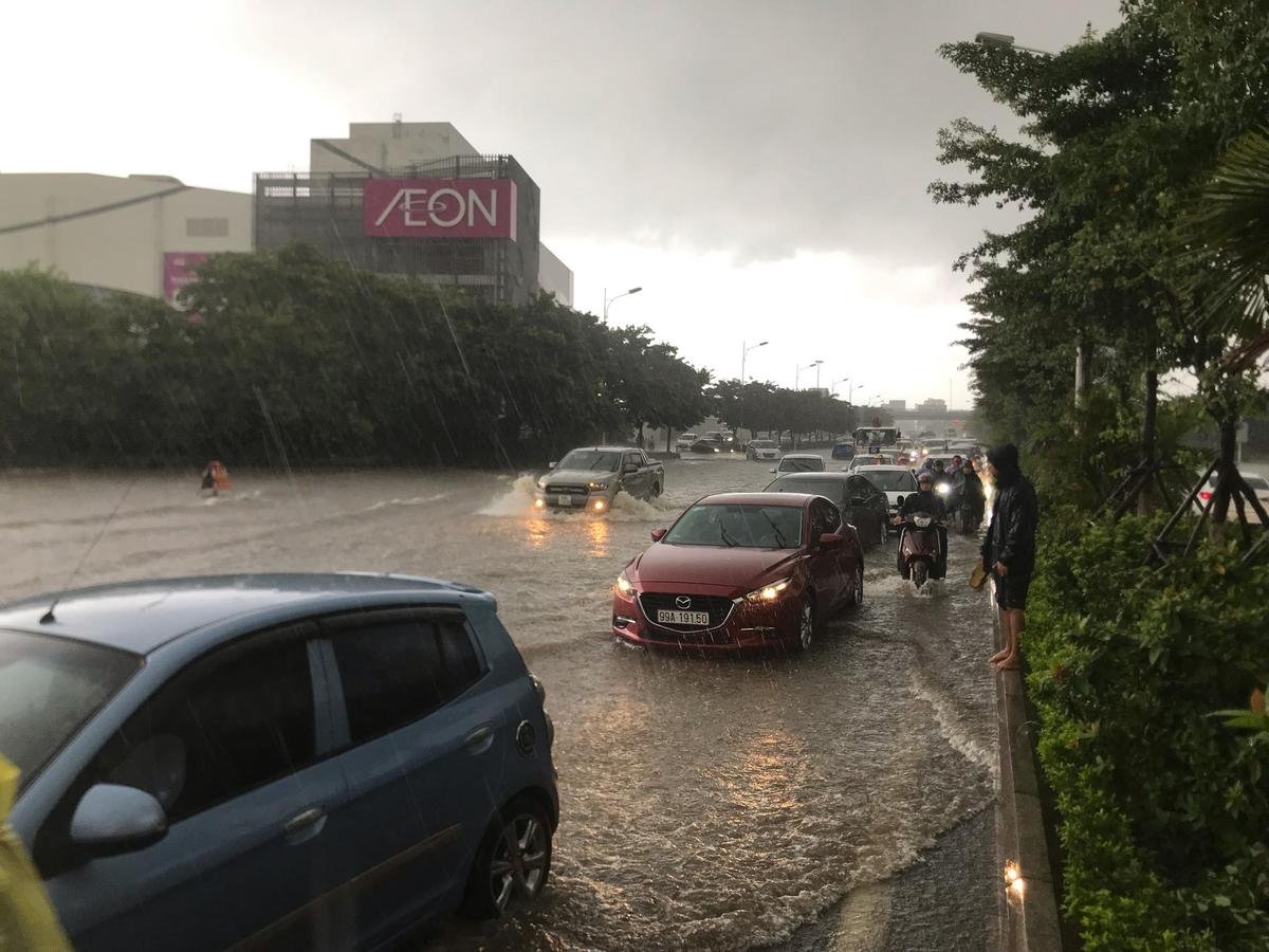 Chùm ảnh: Siêu thị AEON Long Biên bị nước lũ ‘bao vây’ sau bão số 3, nhiều ô tô chết máy Ảnh 3