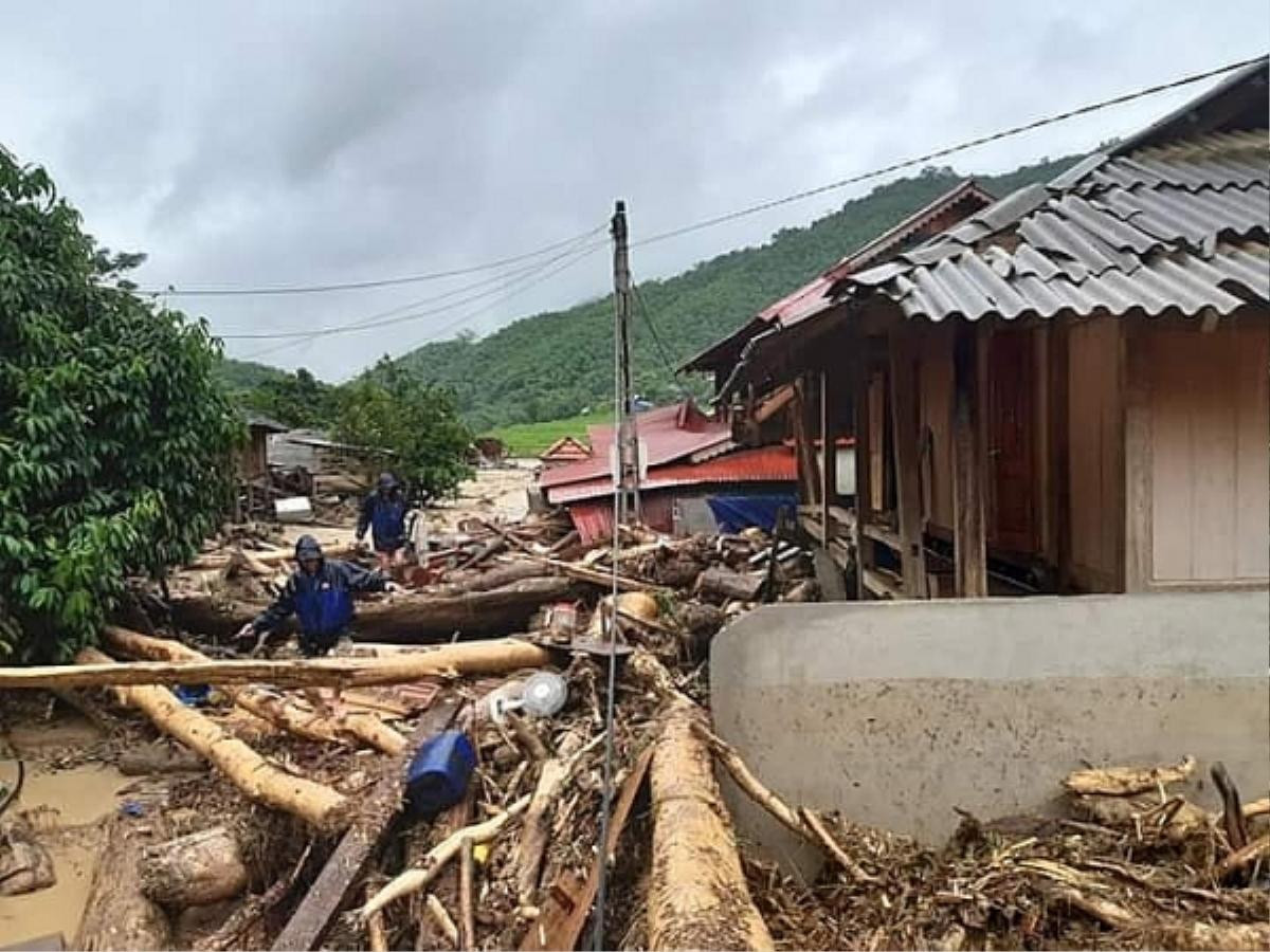 Đi lùa bắt lợn sổng chuồng sau bão số 3 người đàn ông ở Thanh Hoá bị lũ cuốn trôi, vợ đi tìm chồng bị mắc kẹt giữa suối dữ Ảnh 4