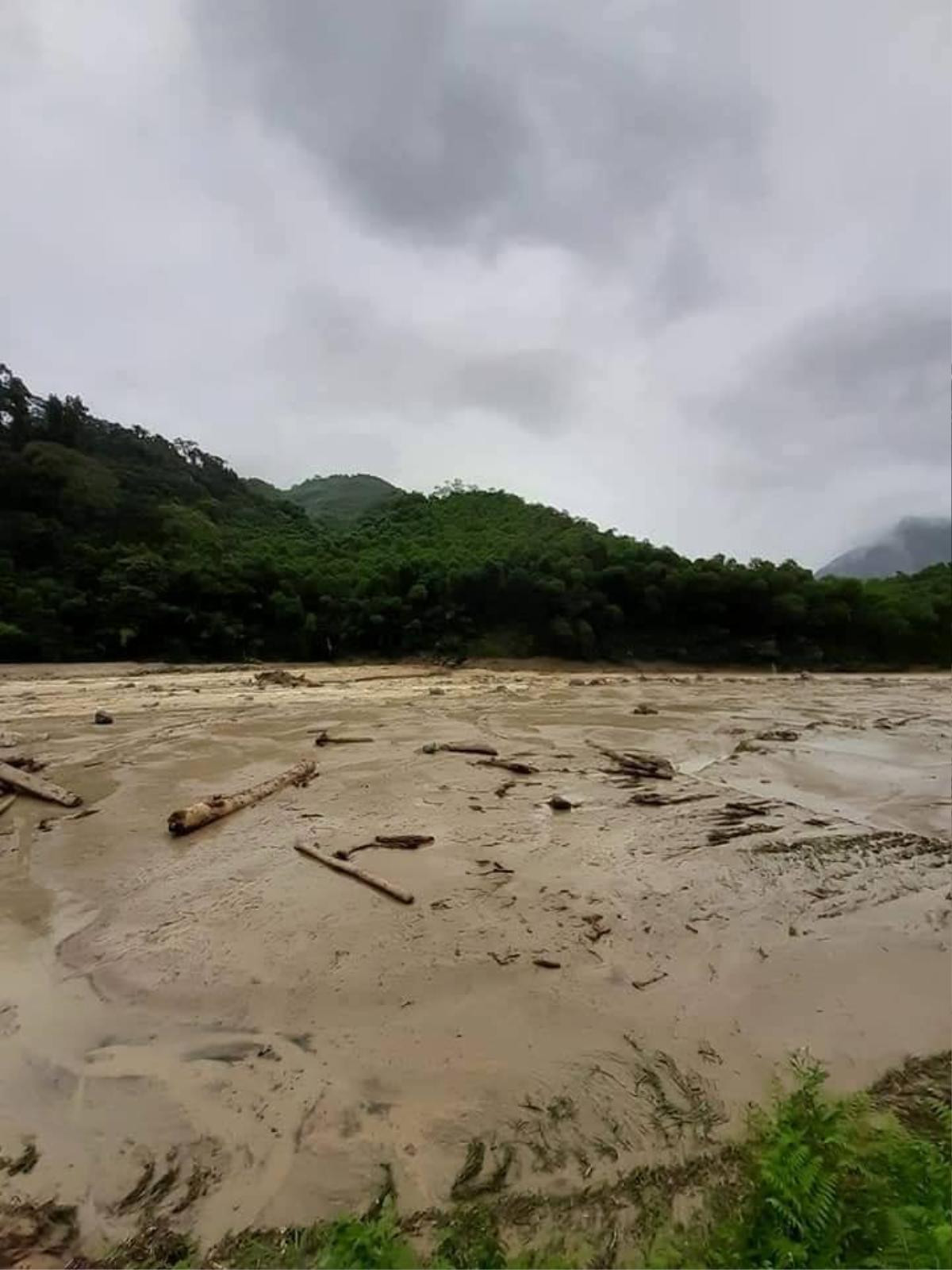 Đi lùa bắt lợn sổng chuồng sau bão số 3 người đàn ông ở Thanh Hoá bị lũ cuốn trôi, vợ đi tìm chồng bị mắc kẹt giữa suối dữ Ảnh 2