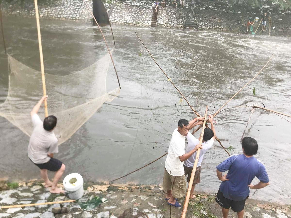 Người Hà Nội mang vó, buông cần câu ra sông đánh bắt hàng chục cân cá sau bão số 3 Ảnh 2