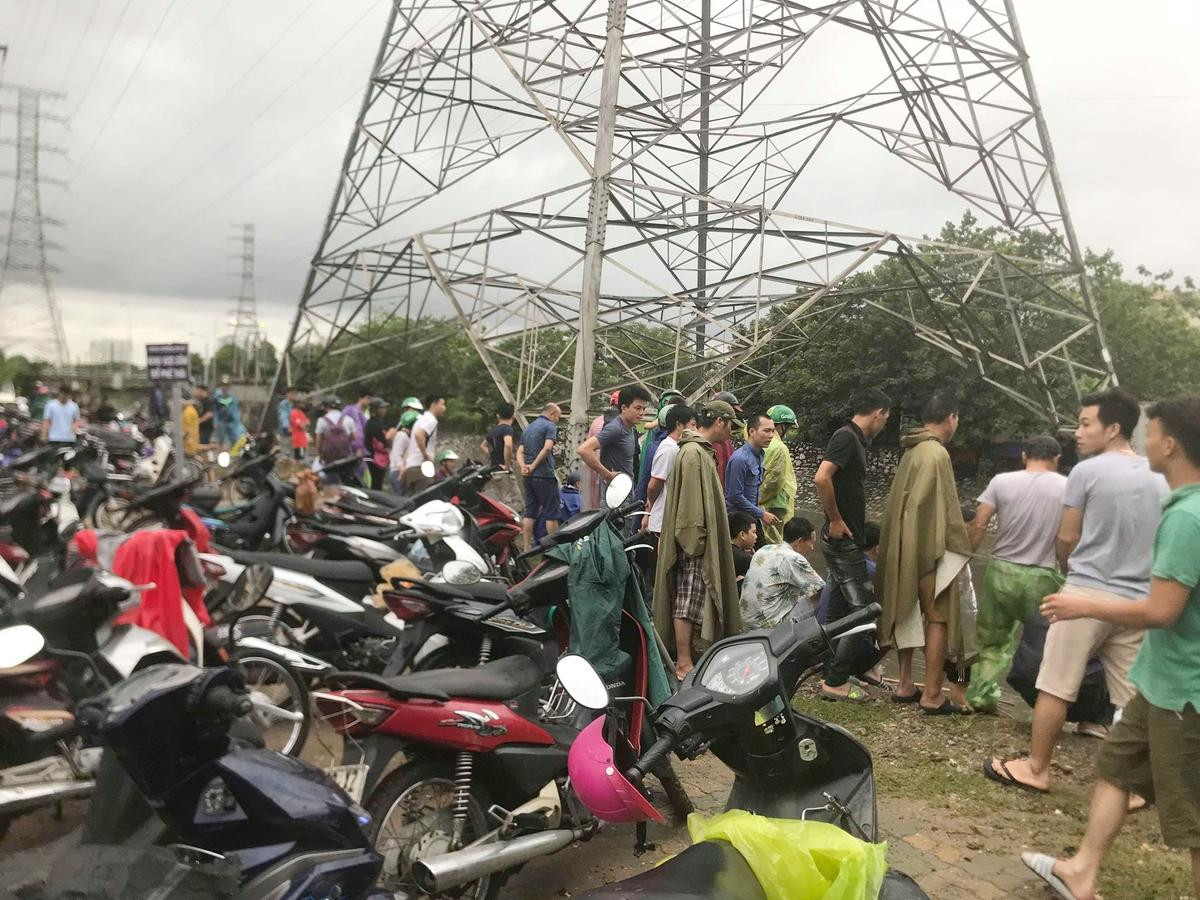 Người Hà Nội mang vó, buông cần câu ra sông đánh bắt hàng chục cân cá sau bão số 3 Ảnh 17