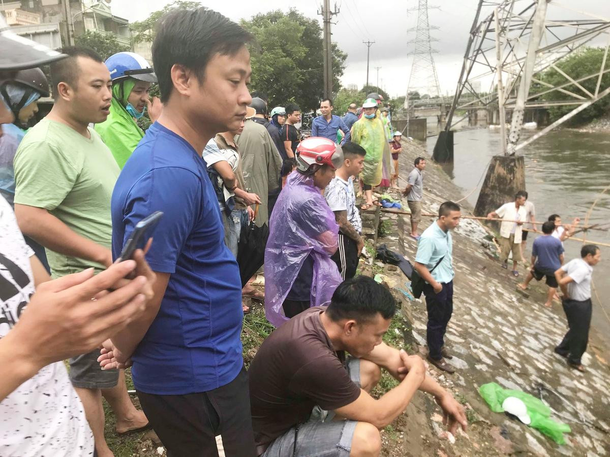 Người Hà Nội mang vó, buông cần câu ra sông đánh bắt hàng chục cân cá sau bão số 3 Ảnh 16