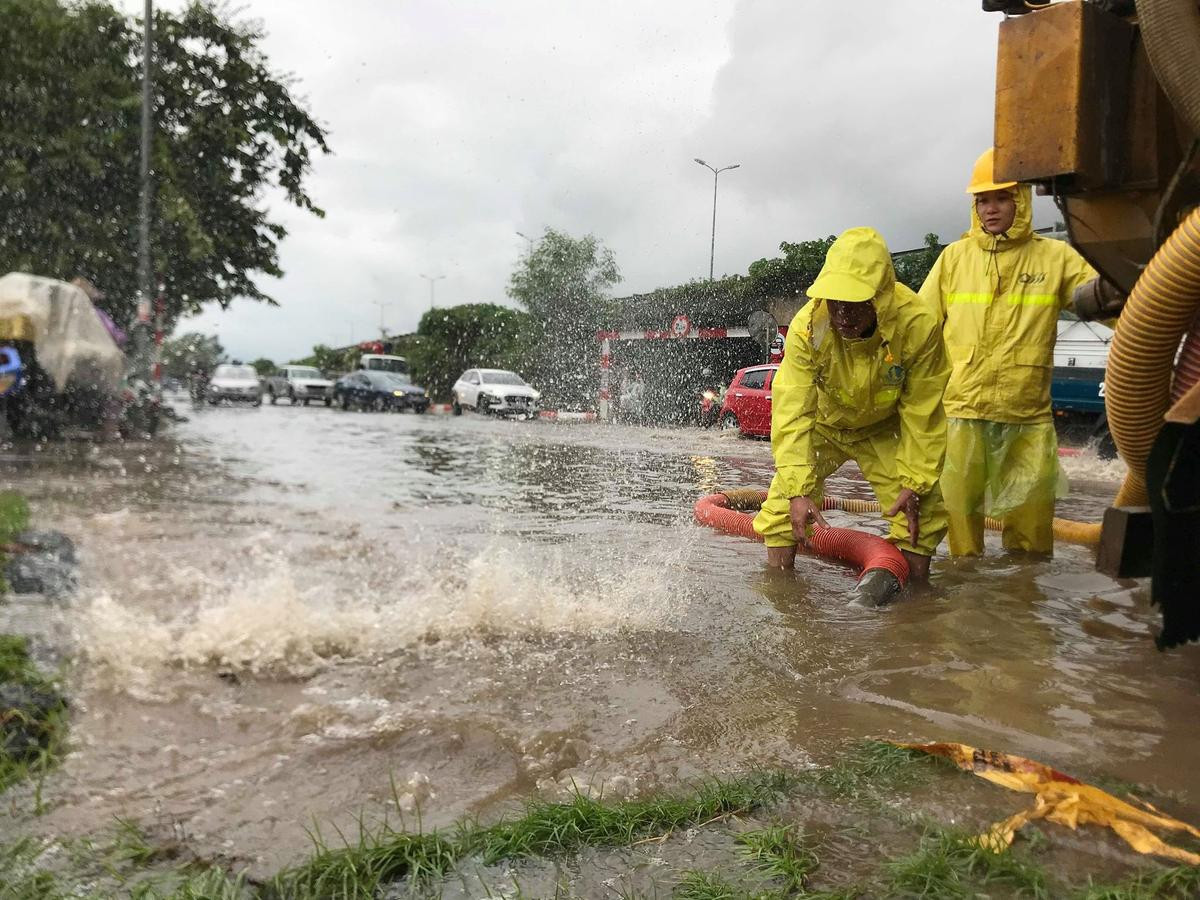 Kiếm bạc triệu nhờ ‘giải cứu’ ô tô, xe chết máy sau bão số 3 ở Hà Nội Ảnh 4