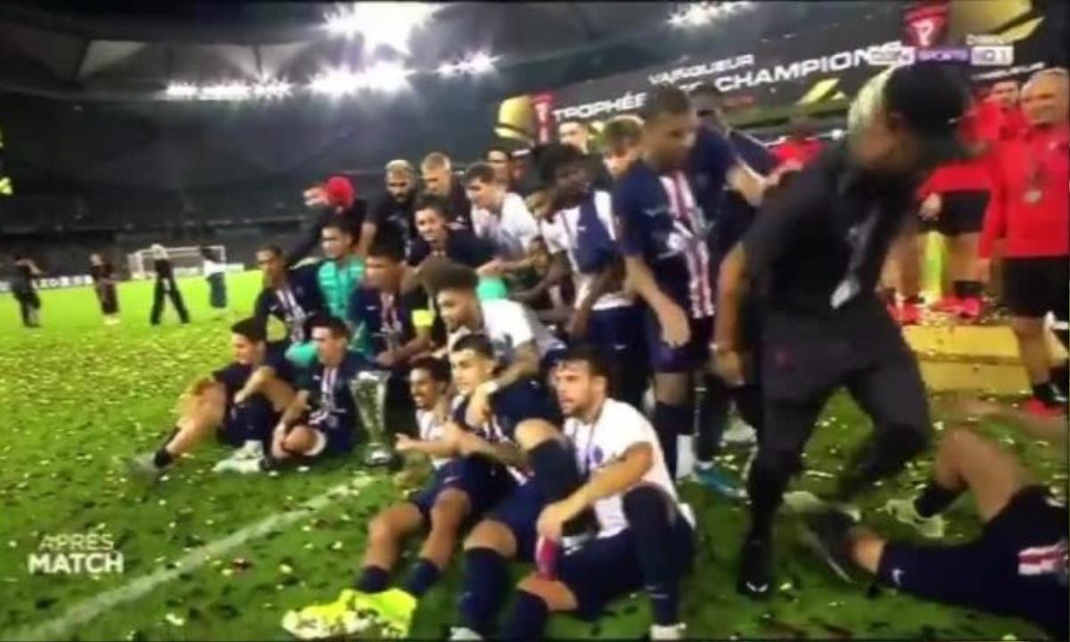 Fan hả hê khi Mbappe 'đuổi cổ' Neymar ngày đăng quang Ảnh 1