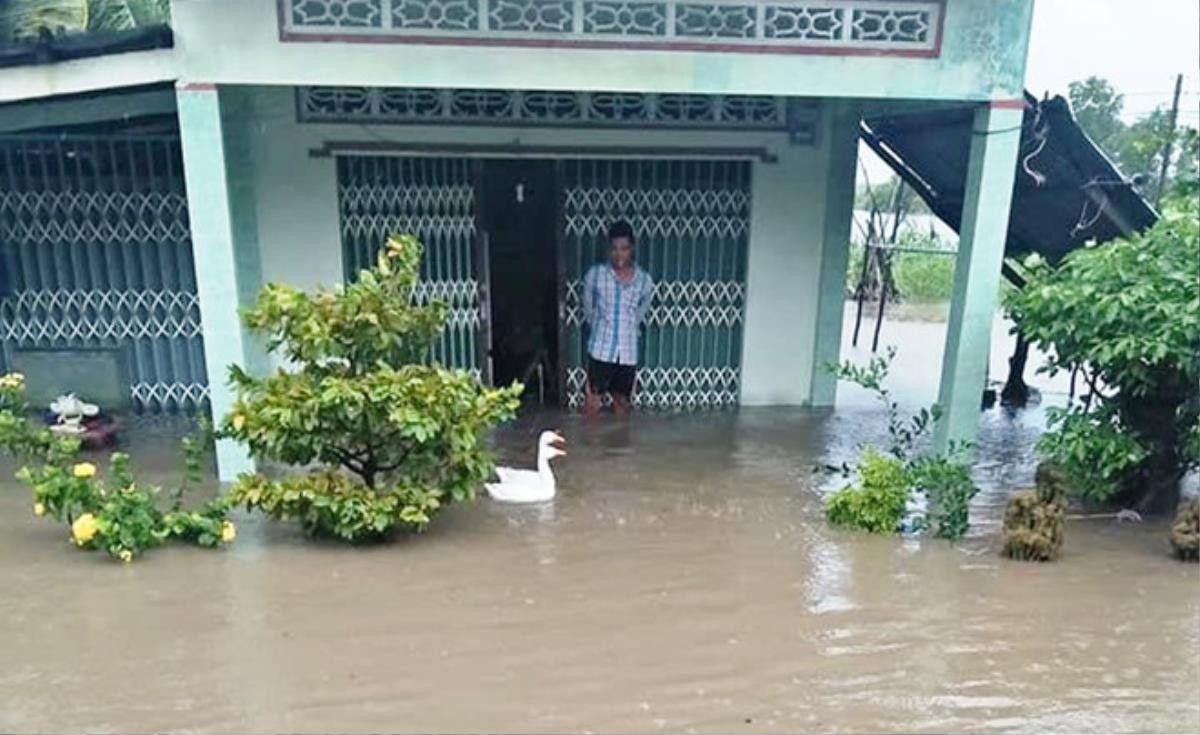 Hàng trăm căn nhà ở miền Tây bị ngập nước, sập và tốc mái do mưa lớn kèm lốc xoáy Ảnh 1