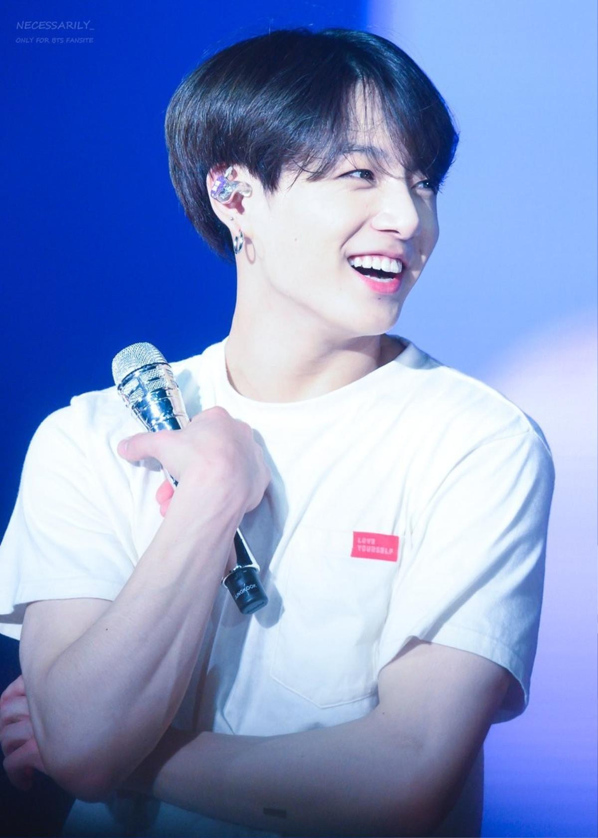 1001 biểu cảm từ quyến rũ đến đáng yêu trên sân khấu khiến fan phát cuồng của Jungkook (BTS) Ảnh 1