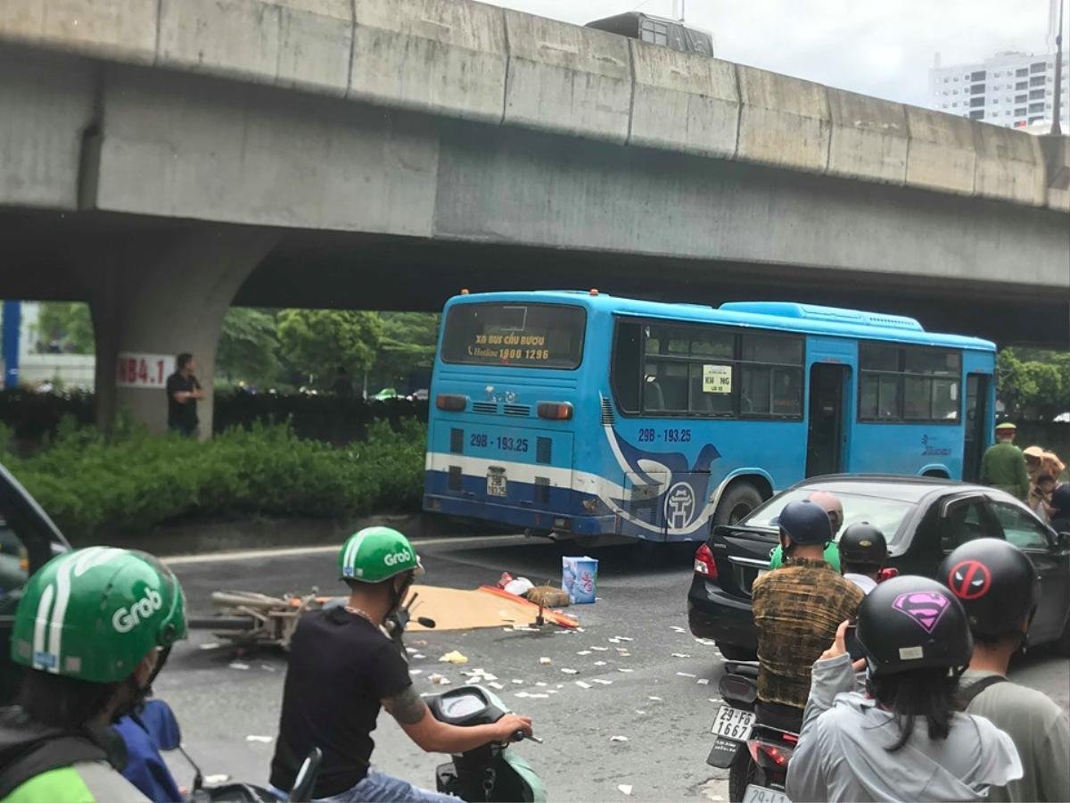 Va tay lái vào xe buýt, người đàn ông bị cán qua người tử vong Ảnh 2