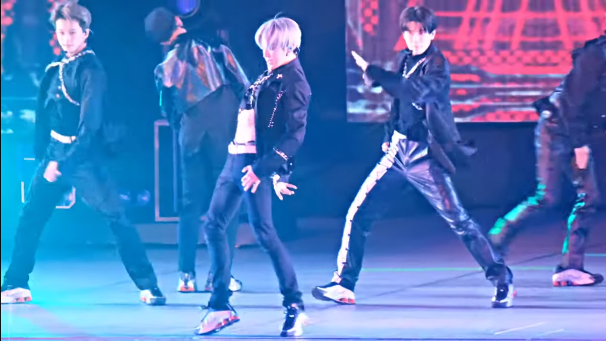 Taeyong (NCT) làm fan ‘chết tim’ với mốt áo crop top ngắn hơn idol nữ Ảnh 5