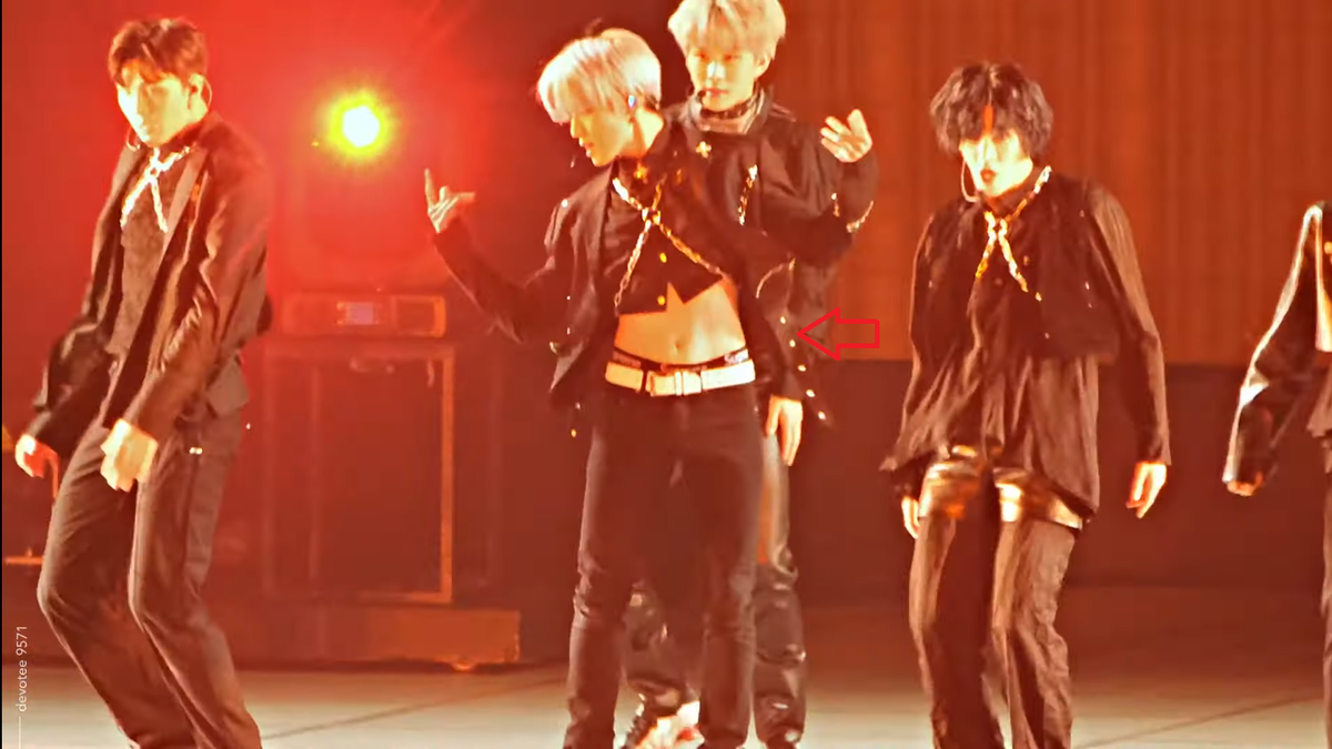 Taeyong (NCT) làm fan ‘chết tim’ với mốt áo crop top ngắn hơn idol nữ Ảnh 7