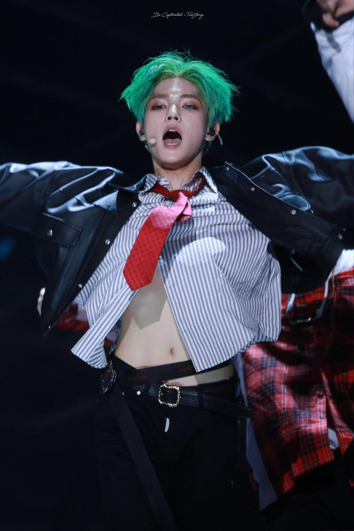 Taeyong (NCT) làm fan ‘chết tim’ với mốt áo crop top ngắn hơn idol nữ Ảnh 11