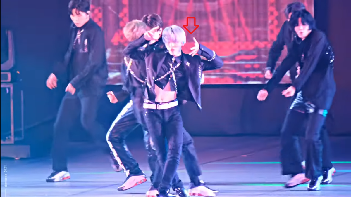 Taeyong (NCT) làm fan ‘chết tim’ với mốt áo crop top ngắn hơn idol nữ Ảnh 4