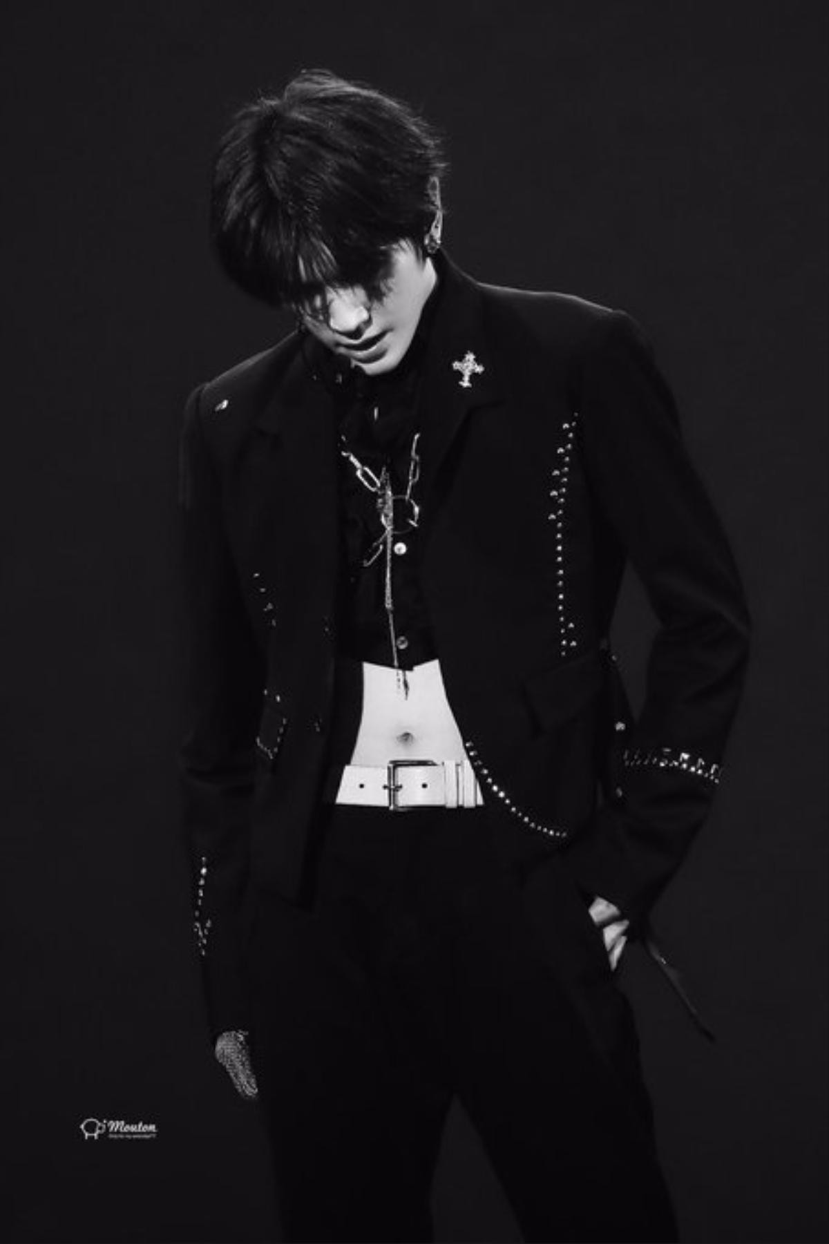 Taeyong (NCT) làm fan ‘chết tim’ với mốt áo crop top ngắn hơn idol nữ Ảnh 2