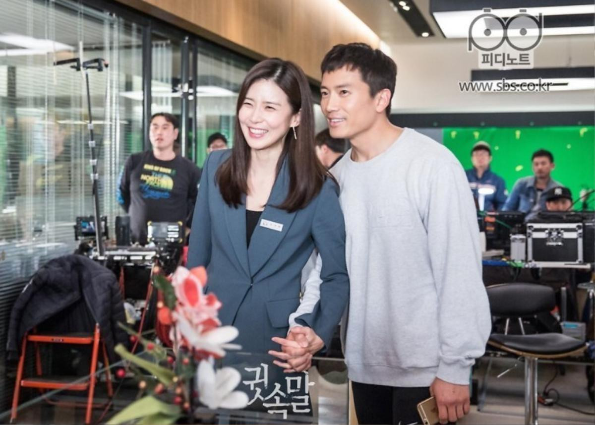 Ji Sung tiết lộ phản ứng của Lee Bo Young và con gái nhỏ về phim 'Doctor John': Gia đình hạnh phúc nhất Kbiz là đây! Ảnh 5