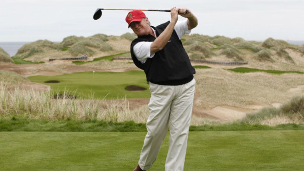 Tổng thống Trump hứng chỉ trích vì vẫn đi chơi golf và dự tiệc cưới khi Mỹ rúng động trước loạt vụ xả súng Ảnh 2