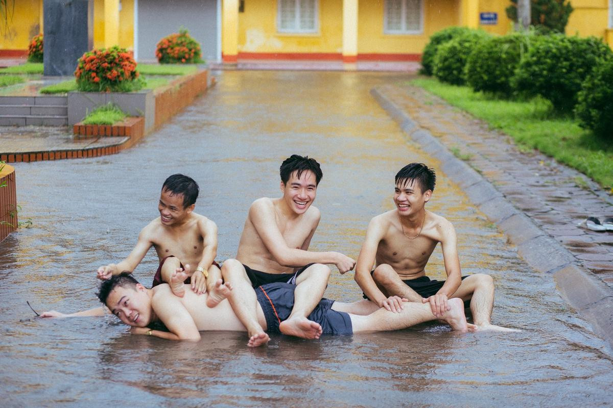 Mưa bão Hà Nội khiến bạn chán ngấy, hãy chiêm ngưỡng ngay những hình ảnh 'lầy lội' này của nhóm nam sinh Học viện Nông Nghiệp Ảnh 1